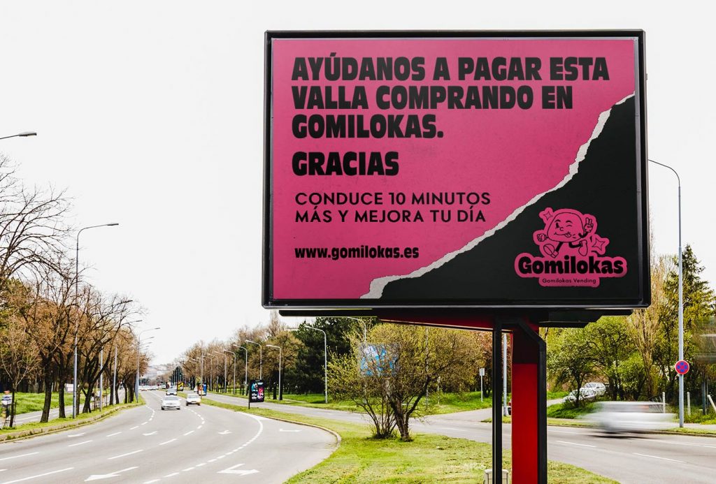 ejemplo valla publicitaria gomilokas en Pamplona
