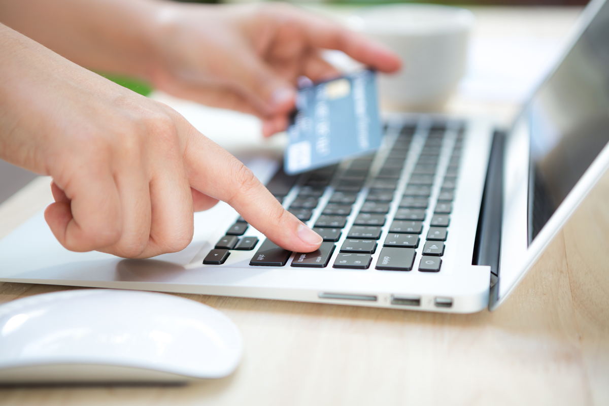 comprador ingresando datos bancarios en una tienda online