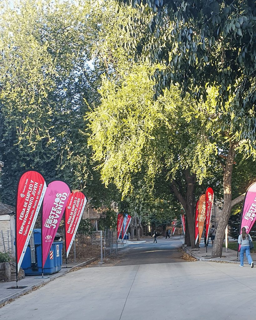 fly banners entrada evento de feria de empleo