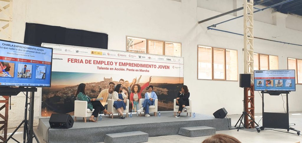 panel de discusión en feria de empleo