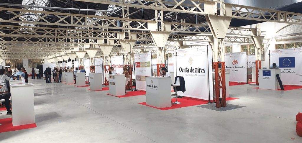 stands de empresas en feria de empleo en Toledo