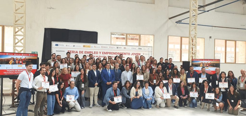 foto grupal en feria de empleo