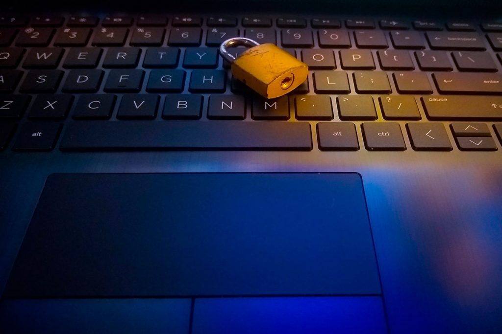 candado en teclado de ordenador, alegoria de seguridad cuando te han hackeado