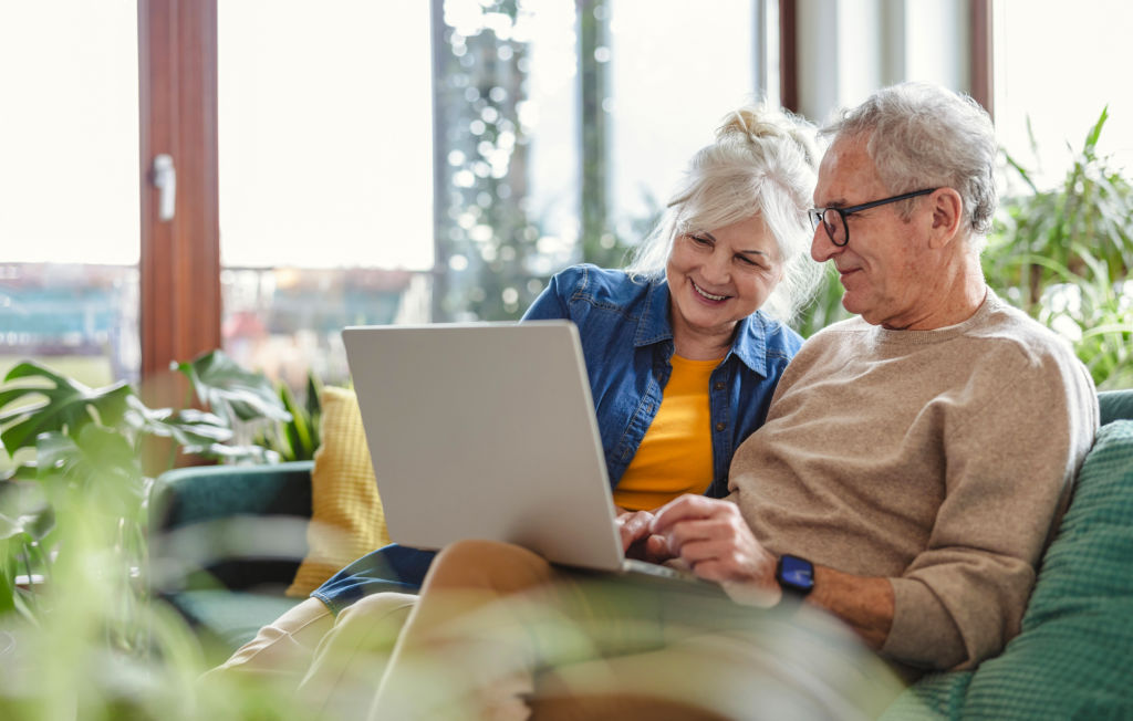 pareja de mayores boomers mirando un ordenador
