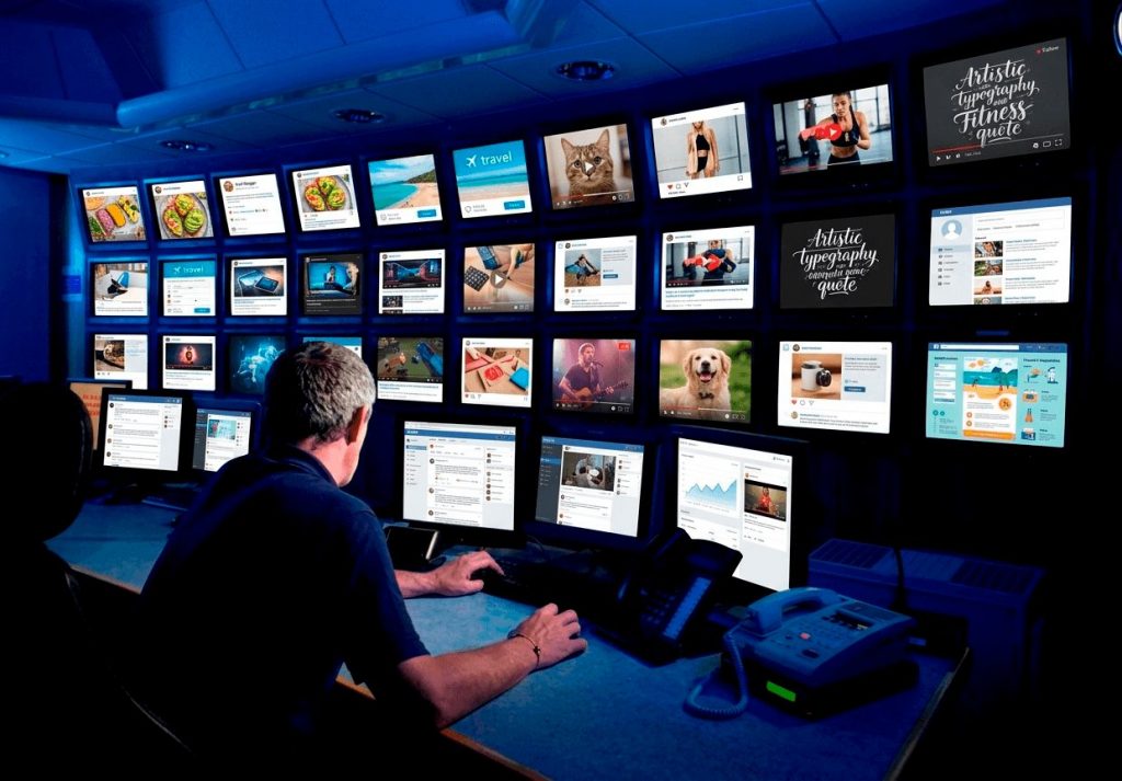 cómo atraer clientes cuando, como este hombre mirando una veintena de pantallas mostrando redes sociales, su atención está fragmentada