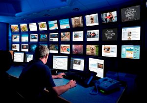 cómo atraer clientes cuando, como este hombre mirando una veintena de pantallas mostrando redes sociales, su atención está fragmentada